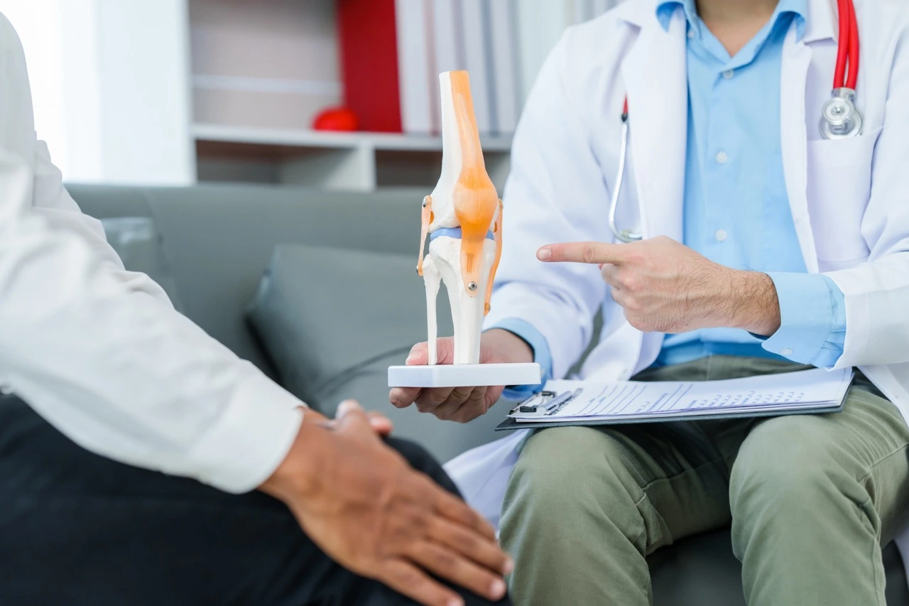 Joint replacement surgeon in Vajarahalli examining a patient's knee joint