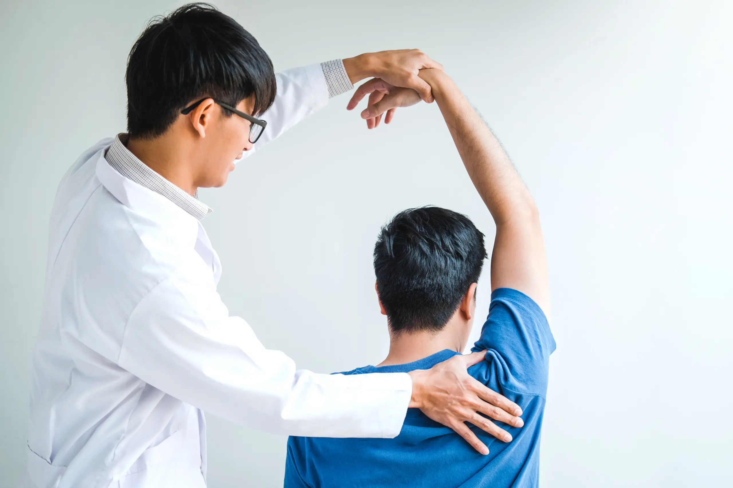 Shoulder replacement surgeon in Raghuvanahalli examining a patient's shoulder joint